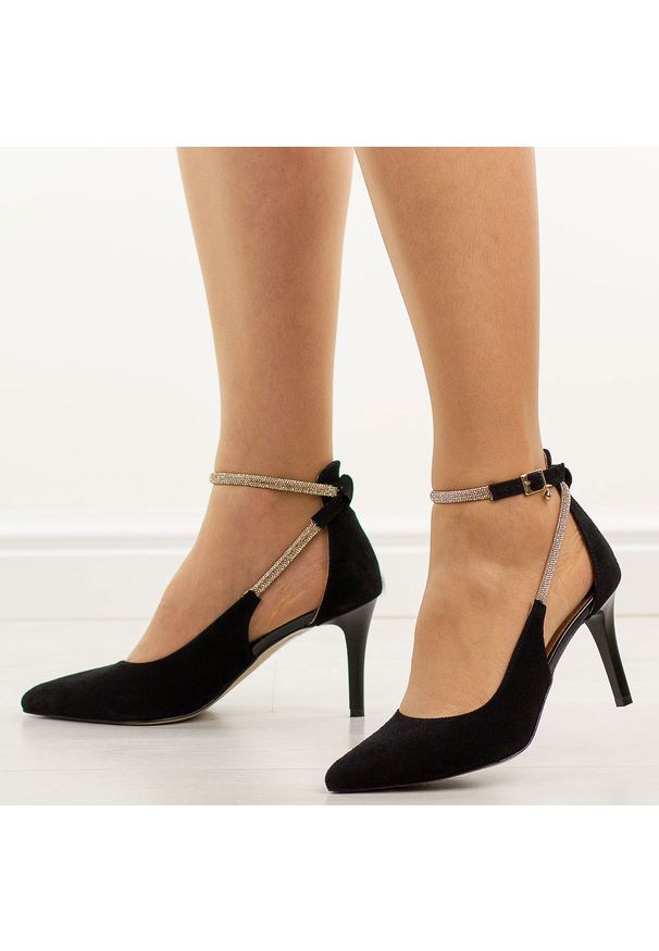Czarne zamszowe skórzane Polskie szpilki damskie Prestige 2247. Okazja: na spotkanie biznesowe, na ślub cywilny, na wesele, na imprezę. Kolor: czarny. Materiał: zamsz, skóra. Szerokość cholewki: normalna. Obcas: na szpilce. Styl: biznesowy, elegancki, klasyczny, wizytowy. Wysokość obcasa: średni