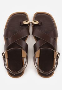 Renee - Brązowe Sandały z Paskiem na Palec z Metaliczną Aplikacją i Klamerką Ailintra. Okazja: na co dzień. Zapięcie: pasek. Kolor: brązowy. Wzór: aplikacja. Styl: casual, elegancki #7