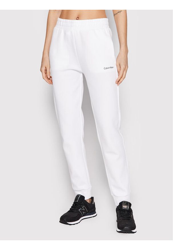 Calvin Klein Spodnie dresowe Micro Logo Essential K20K204424 Biały Regular Fit. Kolor: biały. Materiał: bawełna, syntetyk