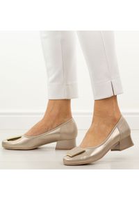 Perłowe skórzane Polskie czółenka damskie na obcasie Góral 1932. Okazja: na co dzień, na spotkanie biznesowe. Nosek buta: okrągły. Kolor: biały. Szerokość cholewki: normalna. Wzór: aplikacja. Materiał: skóra. Sezon: wiosna, jesień, lato. Obcas: na obcasie. Styl: biznesowy, elegancki, casual, klasyczny, wizytowy. Wysokość obcasa: niski #1