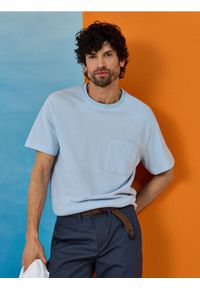 Sinsay - Bawełniana koszulka z kieszonką - błękitny. Kolor: niebieski. Materiał: bawełna #1