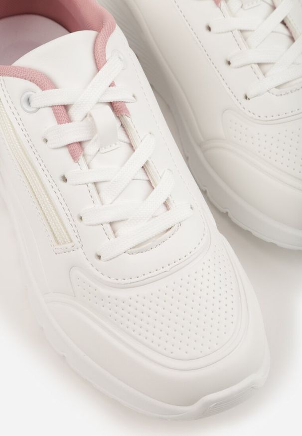 Renee - Biało-Różowe Sneakersy na Platformie z Przezroczystą Wstawką i Suwakiem z Napisami Valentinae. Okazja: na co dzień. Kolor: biały. Materiał: jeans. Wzór: napisy. Obcas: na platformie. Wysokość obcasa: średni