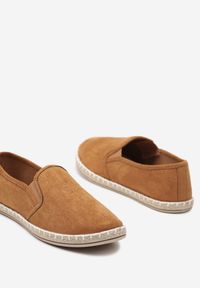 Born2be - Brązowe Tenisówki Espadryle Slip On Na Płaskiej Podeszwie Liodelia. Zapięcie: bez zapięcia. Kolor: brązowy. Materiał: jeans, materiał. Sezon: wiosna, lato. Obcas: na płaskiej podeszwie. Styl: klasyczny