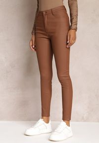 Renee - Brązowe Casualowe Spodnie Skinny o Modelującym Fasonie Elovi. Okazja: na co dzień. Kolor: brązowy. Styl: casual #2