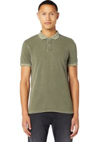 Wrangler - WRANGLER SS OVERDYE POLO DUSTY OLIVE W7F4KQX45. Typ kołnierza: polo