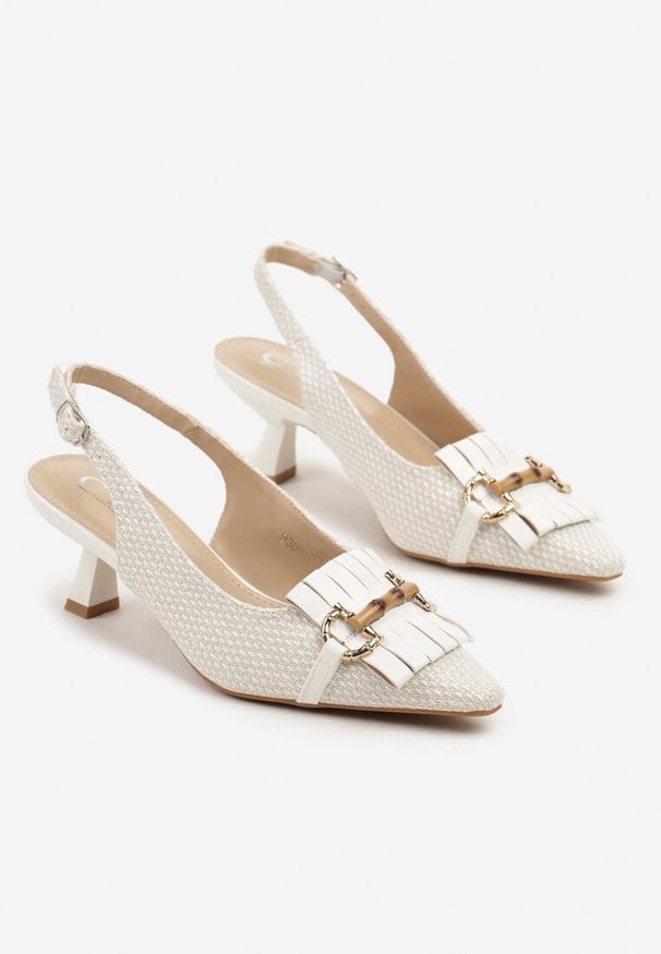 Renee - Białe Sandały na Kaczuszce Typu Slingback Ozdobione Klamrą Tolirea. Okazja: na co dzień. Zapięcie: klamry. Kolor: biały. Wzór: aplikacja. Obcas: na szpilce. Styl: casual, elegancki, klasyczny. Wysokość obcasa: średni