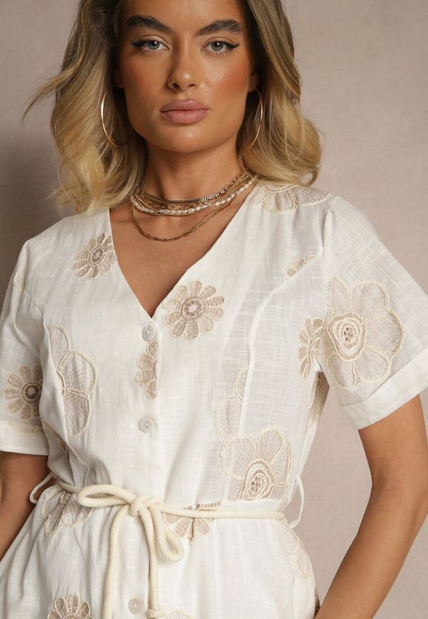 Renee - Biała Sukienka Boho Ozdobiona Sznurkiem i Haftami Evinelle. Okazja: na co dzień, na spacer, na imprezę. Typ kołnierza: dekolt w kształcie V. Kolor: biały. Wzór: aplikacja, haft. Sezon: wiosna, lato. Typ sukienki: proste. Styl: boho