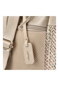 Plecak damski Rieker, z materiału syntetycznego o miękkiej strukturze z klapą i regulowanymi szelkami lekka forma do codziennego użytkowania, beżowy,. Kolor: beżowy. Materiał: syntetyk, materiał. Styl: casual #3