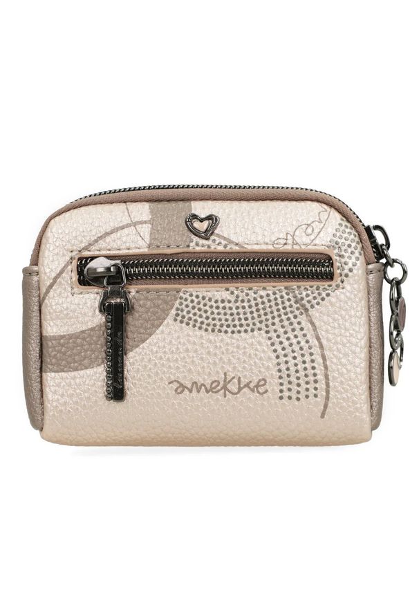 Portfel damski Anekke, z ozdobnym nadrukiem i metalowym logo zapinany na suwak wyposażony w przegrody na karty kieszeń na monety oraz miejsce na bank. Kolor: beżowy. Wzór: nadruk
