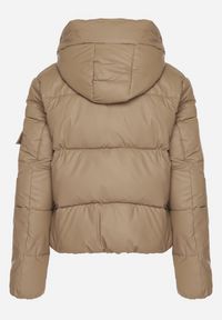 Born2be - Ciemnobeżowa Pikowana Kurtka Puffer z Kapturem i Ozdobnymi Taśmami Relania. Okazja: na spacer, na co dzień. Typ kołnierza: kaptur. Kolor: beżowy. Materiał: dzianina, skóra, poliester. Styl: casual #4