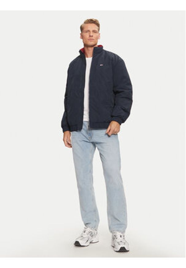 Tommy Jeans Kurtka przejściowa Essential DM0DM19661 Granatowy Relaxed Fit. Kolor: niebieski. Materiał: syntetyk