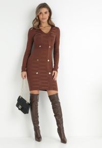 Born2be - Brązowa Sukienka Dzianinowa z Napami Sonis. Kolor: brązowy. Materiał: dzianina. Wzór: aplikacja. Typ sukienki: dopasowane. Długość: mini #4