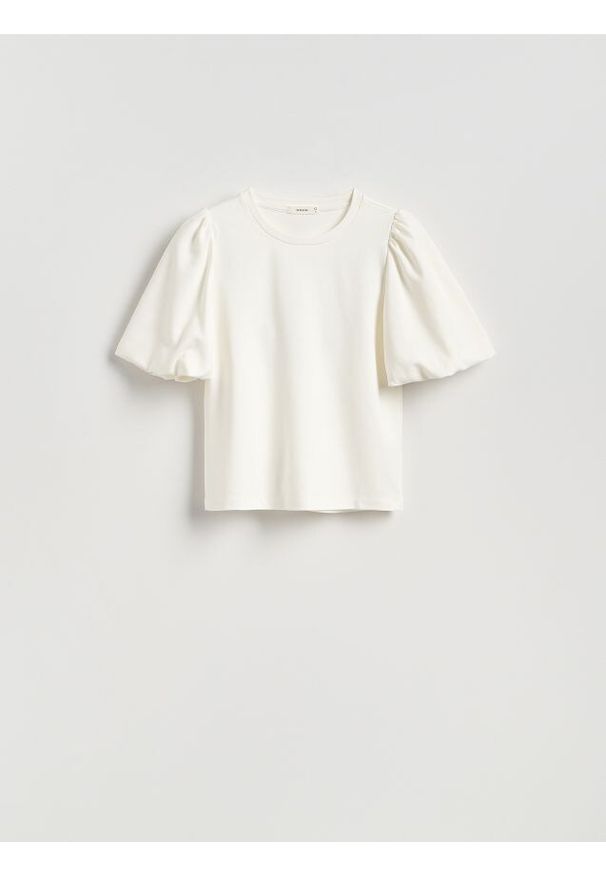 Reserved - T-shirt z bufiastymi rękawami - złamana biel. Materiał: dzianina, wiskoza