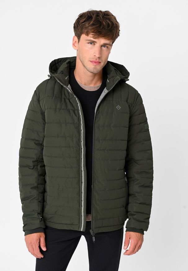 Volcano - Kurtka z odpinanym kapturem J-JUAN. Kolor: brązowy. Materiał: poliester, materiał, włókno. Wzór: napisy, gładki. Styl: klasyczny