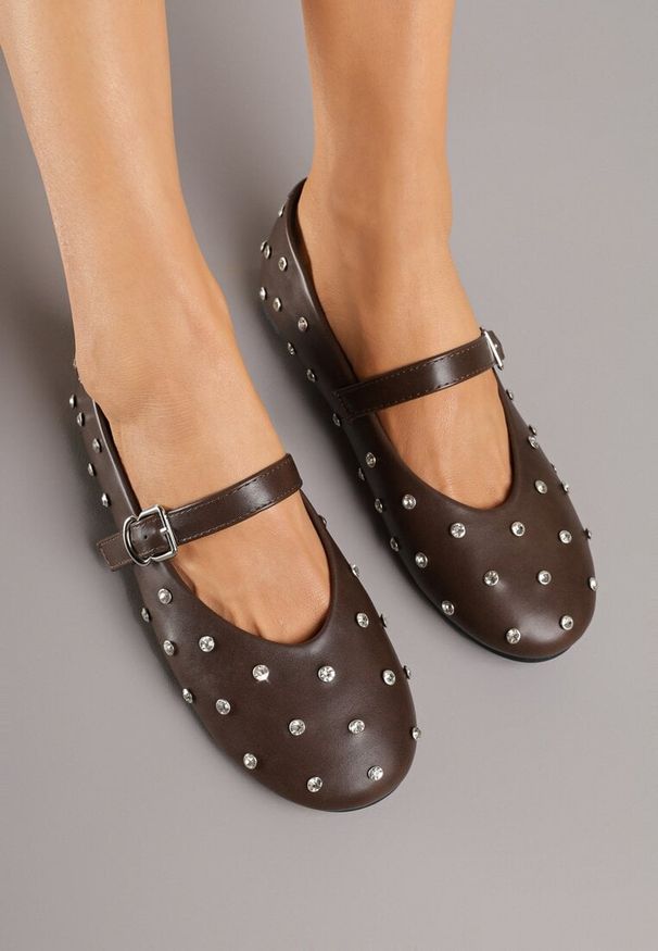 Born2be - Brązowe Balerinki Vices z Ćwiekami Paskiem z Klamerką i Skórzaną Wkładką Riletra. Okazja: na co dzień, na randkę. Zapięcie: pasek. Kolor: brązowy. Materiał: skóra. Wzór: grochy. Styl: klasyczny, casual, elegancki