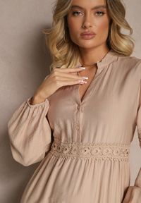 Renee - Ciemnobeżowa Wiskozowa Sukienka o Rozkloszowanym Kroju z Koronką Gonalorin. Okazja: na co dzień. Typ kołnierza: dekolt w serek. Kolor: beżowy. Materiał: koronka, wiskoza. Długość rękawa: długi rękaw. Wzór: koronka. Styl: elegancki, casual #5