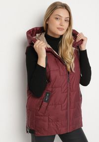 Born2be - Bordowa Pikowana Kamizelka z Kapturem i Sznurkami Imvila. Okazja: na co dzień. Typ kołnierza: kaptur. Kolor: czerwony. Materiał: jeans. Wzór: aplikacja. Styl: klasyczny, casual, elegancki
