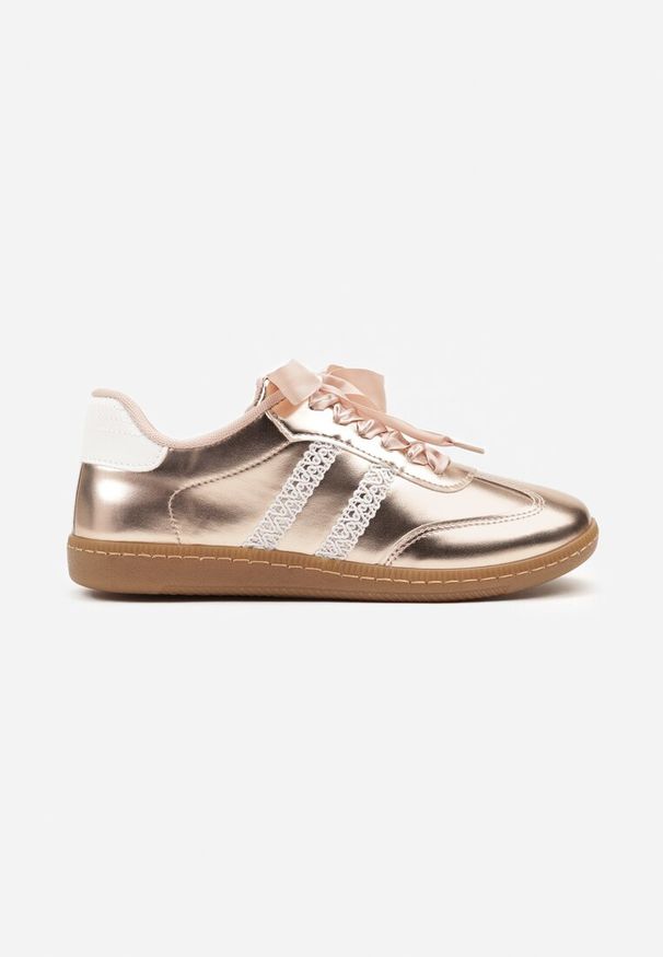 Born2be - Szampańskie Sneakersy Tenisówki Lakierowane Ozdobione Koronką Deolana. Okazja: na co dzień. Nosek buta: okrągły. Kolor: złoty. Materiał: lakier, koronka. Wzór: aplikacja, koronka. Obcas: na płaskiej podeszwie