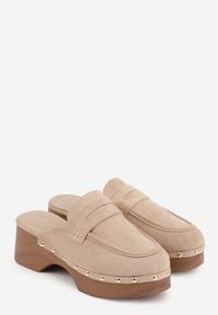 Renee - Beżowe Klapki Drewniaki o Fasonie Loafersów z Ozdobnymi Nitami Sargita. Okazja: na co dzień. Kolor: beżowy. Materiał: skóra. Wzór: haft. Styl: casual, elegancki #6