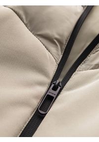 Ombre Clothing - Kurtka męska pikowana z łączonych materiałów z wysokim kołnierzem – beżowa V4 - Rozmiar: XL. Okazja: na co dzień. Kolor: beżowy. Materiał: materiał. Wzór: aplikacja. Styl: sportowy, casual #4