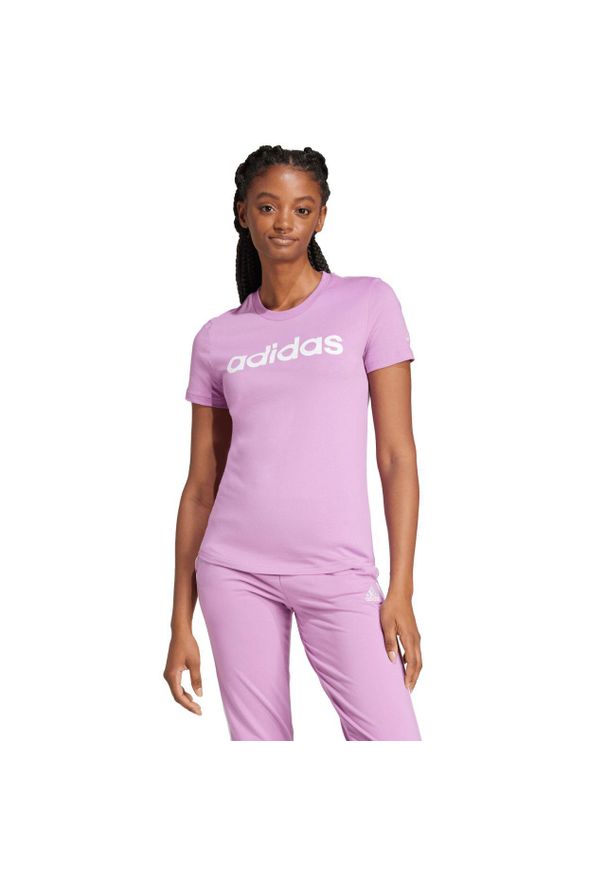 Adidas - Koszulka damska adidas Loungewear Essentials Slim Logo Tee. Kolor: fioletowy, biały, wielokolorowy. Sport: fitness