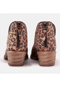 Marco Shoes Botki z naturalnej skóry z wycięciem litery V 1954B-634-1 brązowe. Kolor: brązowy. Materiał: skóra. Sezon: wiosna #8