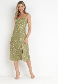 Born2be - Zielona Sukienka Midi na Cienkich Ramiączkach z Rozcięciem w Kwiaty Catherin. Kolor: zielony. Materiał: tkanina. Długość rękawa: na ramiączkach. Wzór: kwiaty. Długość: midi #1