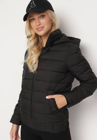 Born2be - Czarna Pikowana Kurtka ze Ściągaczem w Pasie i Odpinanym Kapturem Valentissa. Okazja: na co dzień. Kolor: czarny. Materiał: jeans. Styl: klasyczny, casual #1