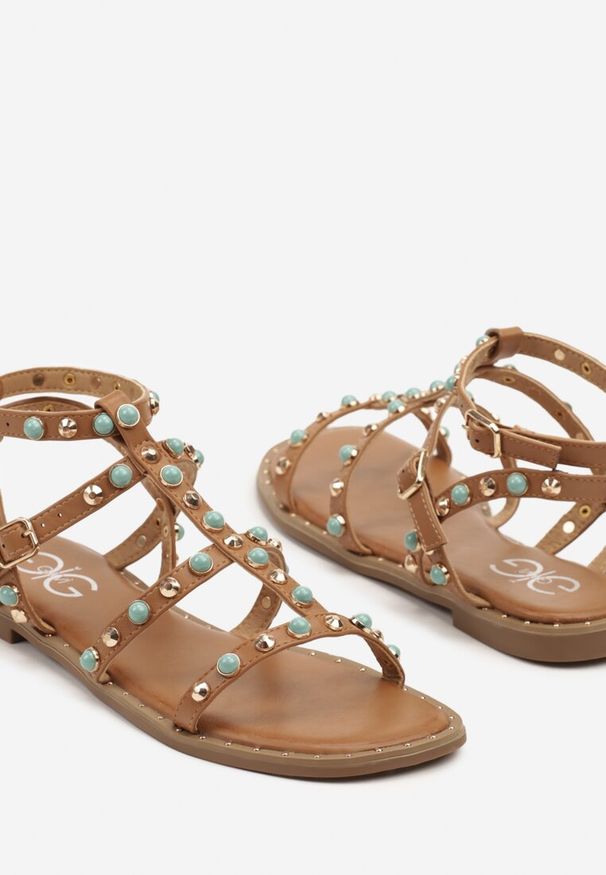 Renee - Brązowe Sandały Rzymianki Ozdobione Koralikami Asmoi. Okazja: na spacer. Zapięcie: sprzączka. Kolor: brązowy. Materiał: jeans. Wzór: aplikacja. Sezon: lato. Obcas: na płaskiej podeszwie. Styl: elegancki