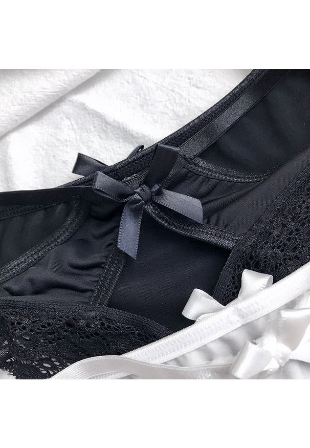 Intica - Stringi koronkowe z wycięciami na specjalne okazje Shania. Kolor: czarny. Materiał: koronka. Wzór: koronka