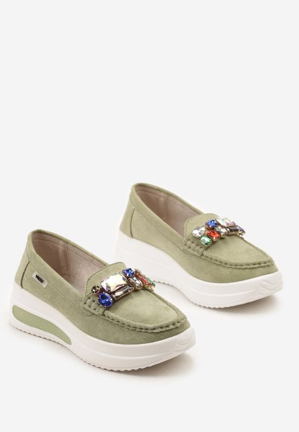 Born2be - Zielone Mokasyny na Grubej Podeszwie z Przeszyciami i Kolorowymi Kryształkami Iaria. Kolor: zielony. Materiał: jeans, satyna. Wzór: kolorowy. Styl: elegancki, klasyczny