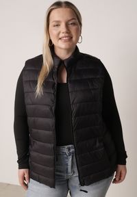 Born2be - Czarna Pikowana Kamizelka Przejściowa ze Stójką Edanwen. Typ kołnierza: kołnierzyk stójkowy. Kolekcja: plus size. Kolor: czarny. Materiał: jeans, nylon. Styl: klasyczny #7