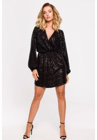 MOE - Sukienka cekinowa kopertowa mini wieczorowa czarna. Okazja: na sylwestra, na imprezę. Kolor: czarny. Typ sukienki: kopertowe. Styl: wizytowy. Długość: mini #1