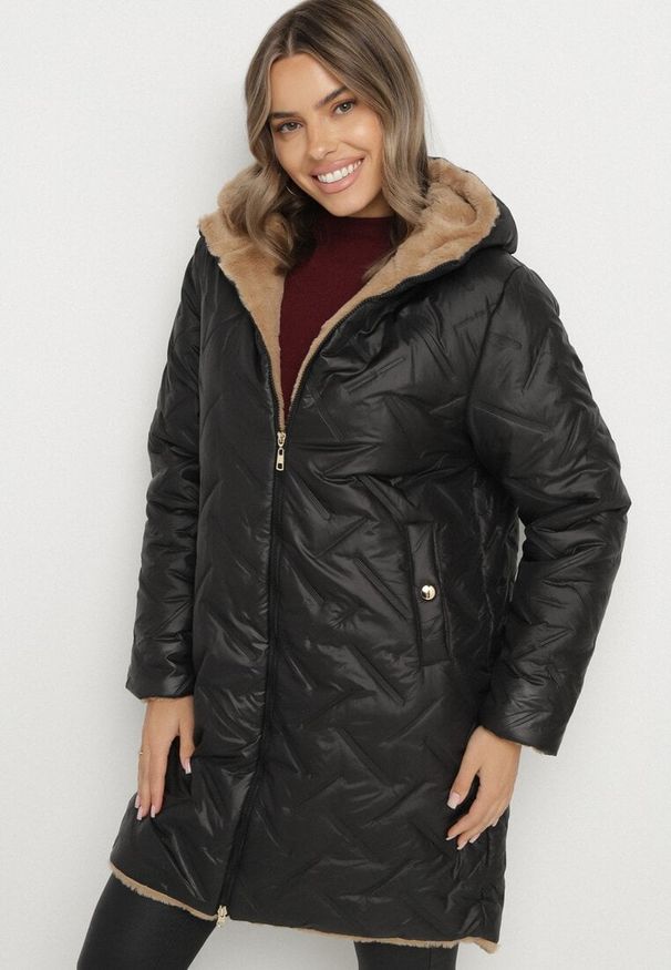Born2be - Czarna Długa Kurtka Dwustronna z Pikowanymi Przeszyciami i Kapturem Olidia. Okazja: na spacer, na co dzień. Kolor: czarny. Materiał: dzianina, jeans, futro, poliester. Długość: długie. Styl: casual, elegancki