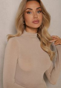 Renee - Beżowy Lekki Golf Bawełniany Tinthelia. Okazja: na co dzień. Typ kołnierza: golf. Kolor: beżowy. Materiał: bawełna. Wzór: aplikacja. Styl: elegancki, casual