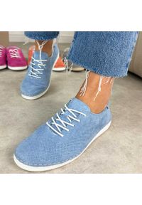 Niebieskie ażurowe skórzane półbuty damskie S.Barski 7080. Okazja: na co dzień. Zapięcie: sznurówki. Kolor: niebieski. Materiał: zamsz, skóra. Szerokość cholewki: normalna. Wzór: ażurowy. Sezon: wiosna, jesień, lato. Styl: casual, elegancki, klasyczny #1