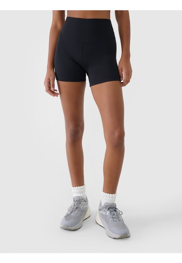 4f - 4F Legginsy krótkie treningowe damskie - czarne XL. Stan: podwyższony. Kolor: czarny. Materiał: poliester, elastan, włókno, dzianina, materiał. Długość: krótkie. Wzór: ze splotem, gładki, jednolity. Sport: fitness