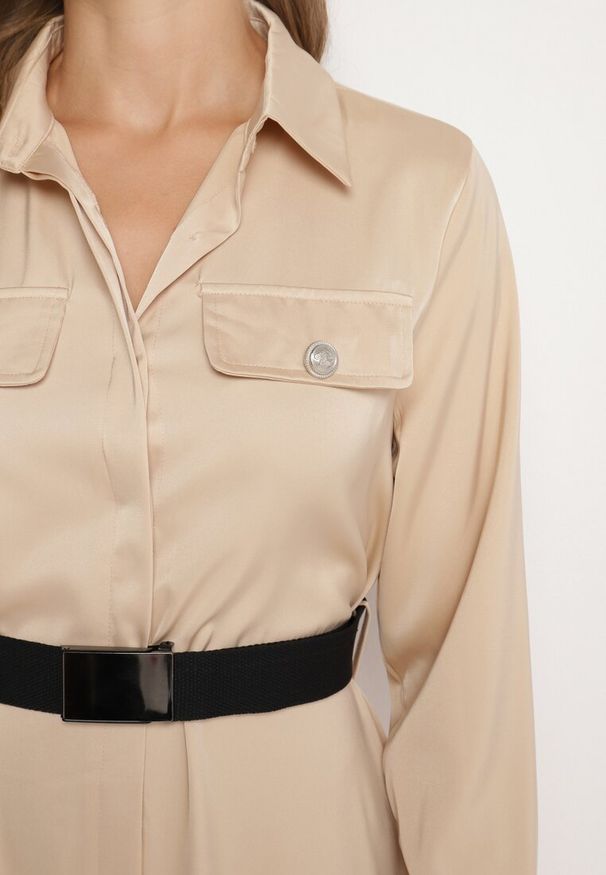 Born2be - Beżowa Sukienka Szmizjerka z Satyny Ozdobiona Paskiem i Imitacjami Kieszeni Vamilea. Okazja: na co dzień. Kolor: beżowy. Materiał: satyna. Wzór: aplikacja. Typ sukienki: szmizjerki. Styl: casual, elegancki, klasyczny