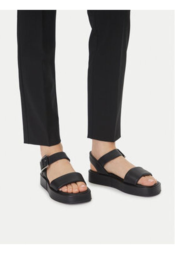 Clarks Sandały Alda Strap 26176257 Czarny. Kolor: czarny. Materiał: skóra