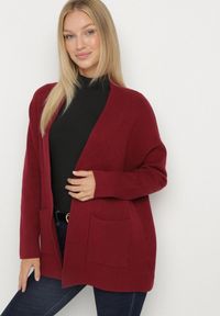 Born2be - Bordowy Niezapinany Kardigan z Dodatkiem Kaszmiru z Kieszeniami Zaima. Okazja: na spotkanie biznesowe, do pracy, na randkę, na co dzień. Kolor: czerwony. Materiał: kaszmir. Styl: biznesowy, casual, elegancki