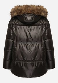 Born2be - Czarna Kurtka Pikowana z Kapturem z Odpinanym Futerkiem i Dłuższym Tyłem Clorina. Okazja: na co dzień. Typ kołnierza: kaptur. Kolor: czarny. Materiał: futro. Długość: długie. Wzór: aplikacja. Styl: sportowy, klasyczny, casual, elegancki #6