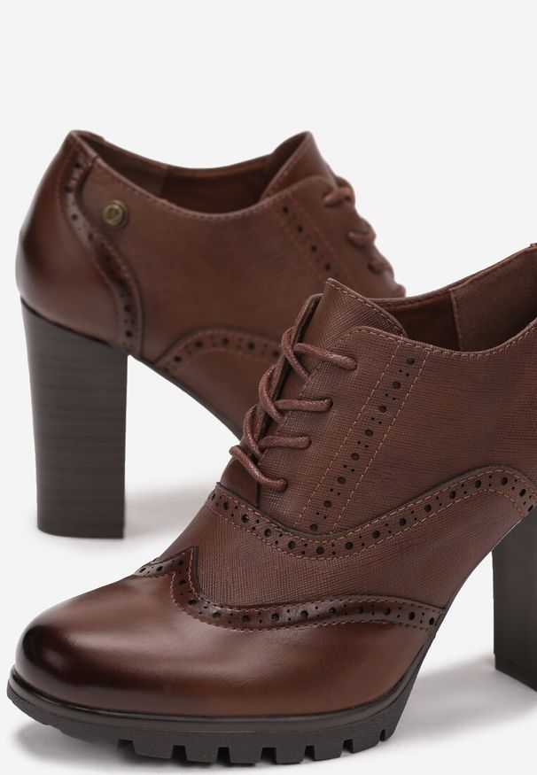 Renee - Brązowe Sznurowane Półbuty na Słupku Guirguis. Okazja: na co dzień, do pracy, na spotkanie biznesowe. Kolor: brązowy. Materiał: skóra. Szerokość cholewki: normalna. Obcas: na słupku. Styl: biznesowy, klasyczny, casual, elegancki