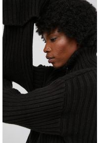 Answear Lab Sweter z domieszką wełny damski kolor czarny ciepły z golfem. Okazja: na co dzień. Typ kołnierza: golf. Kolor: czarny. Materiał: wełna. Wzór: ze splotem. Styl: wakacyjny #6
