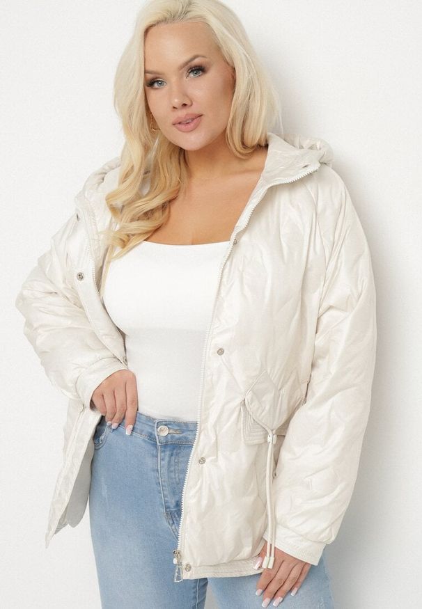 Born2be - Biała Kurtka Pikowana z Kapturem i Kieszeniami o Pudełkowym Kroju Eravinna. Okazja: na spacer. Typ kołnierza: kaptur. Kolekcja: plus size. Kolor: biały. Długość rękawa: długi rękaw. Długość: długie. Wzór: aplikacja
