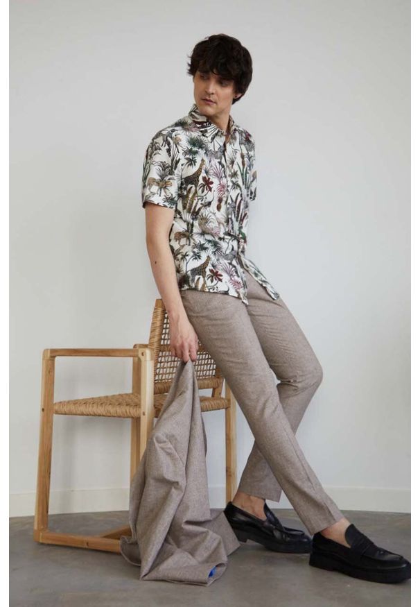 medicine - Medicine spodnie lniane męskie kolor brązowy dopasowane. Kolor: brązowy. Materiał: len