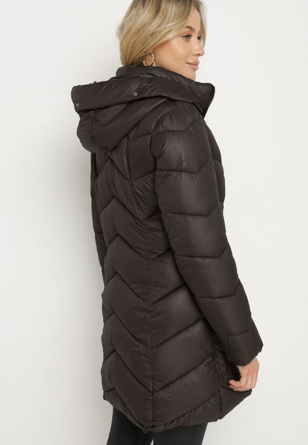 Born2be - Czarna Pikowana Kurtka o Taliowanym Kroju z Kapturem i Futrzaną Podszewką Emithalla. Okazja: na co dzień. Typ kołnierza: kaptur. Kolor: czarny. Materiał: futro. Długość rękawa: długi rękaw. Długość: długie. Styl: elegancki, casual, klasyczny