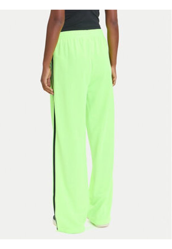 Adidas - adidas Spodnie dresowe adicolor Classic Firebird JW1228 Zielony Loose Fit. Kolor: zielony. Materiał: syntetyk