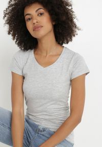 Born2be - Jasnoszary T-shirt Nysalphia. Kolor: szary. Materiał: elastan, bawełna, dzianina. Długość rękawa: krótki rękaw. Długość: krótkie. Styl: klasyczny #4