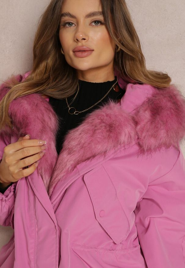 Renee - Różowa Kurtka Parka Oversize z Futerkiem Horelle. Kolor: różowy. Materiał: futro. Długość rękawa: długi rękaw. Długość: długie. Wzór: gładki, jednolity, aplikacja. Sezon: zima, jesień. Styl: klasyczny