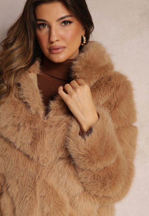 Renee - Ciemnobeżowa Kurtka z Futerkiem i Kapturem Haiattas. Kolor: beżowy. Materiał: futro. Wzór: aplikacja